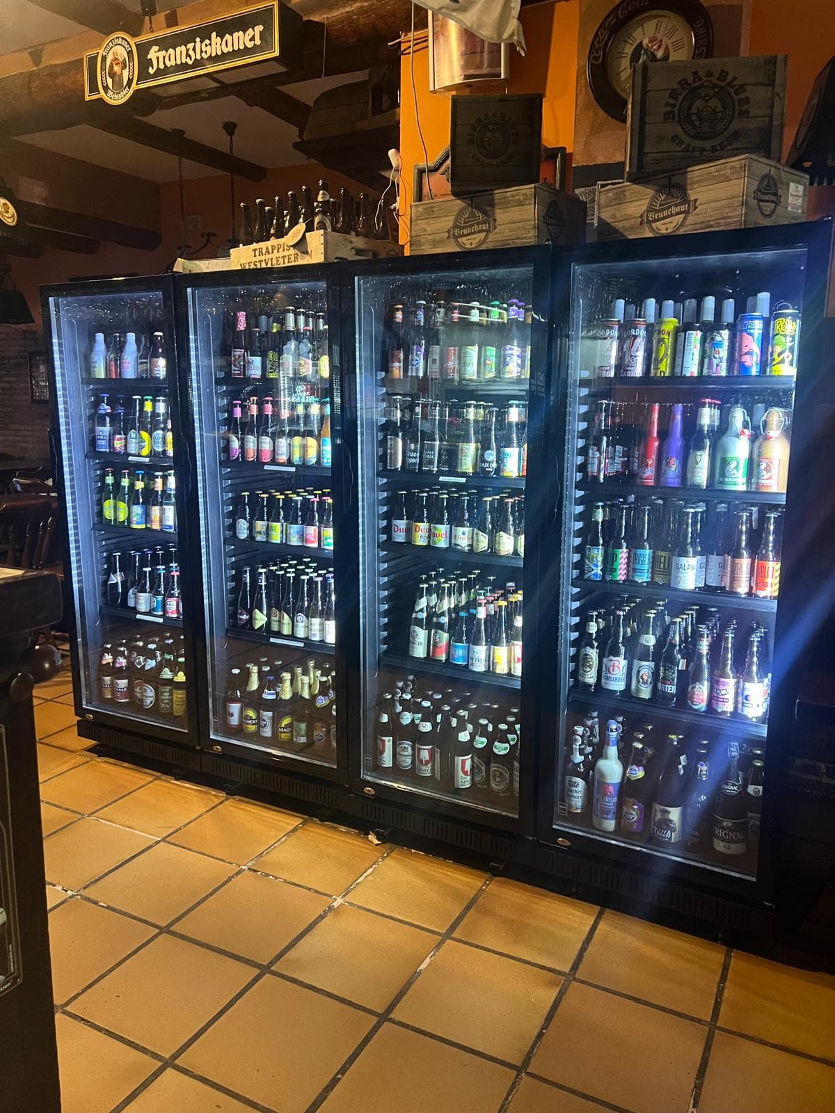 Neveras con cervezas de importacion en Bierwinkel Campanar